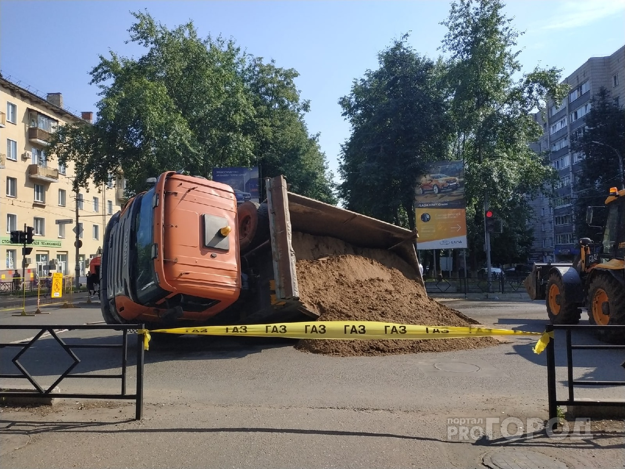 В центре Кирова грузовик с песком провалился под асфальт