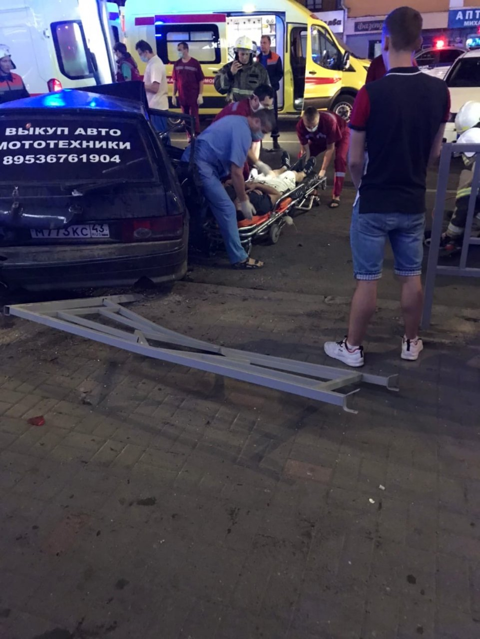 Страшное ДТП в центре Кирова: пострадавших вырезали из машины