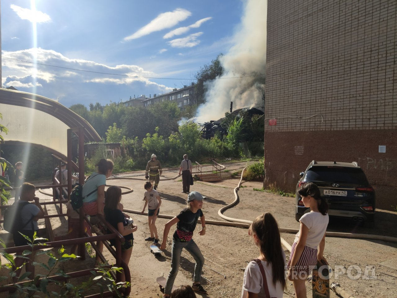 Скорая, газовая служба и спасатели: на Сурикова загорелся двухэтажный дом