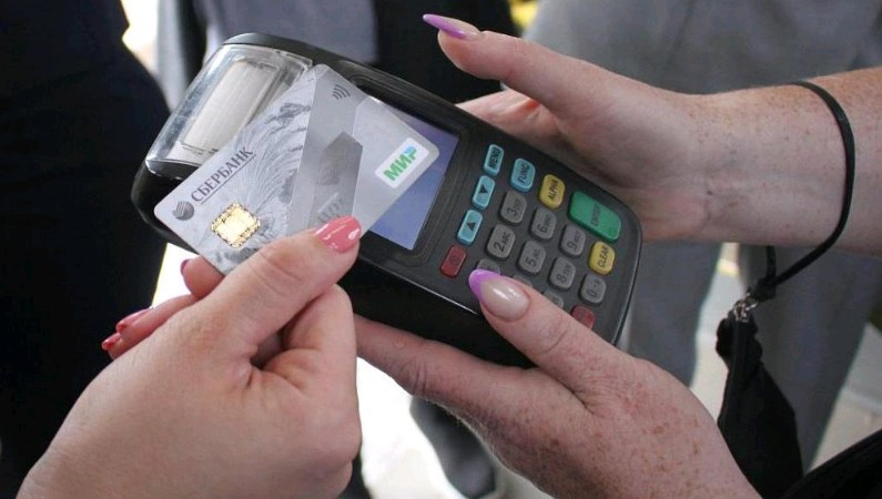 Жители Белой Холуницы могут оплачивать проезд бесконтактной банковской картой