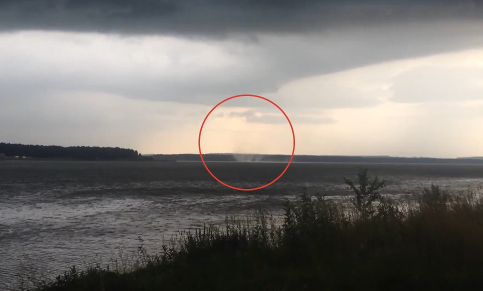Над прудом в Кировской области сняли на видео редкий водяной смерч
