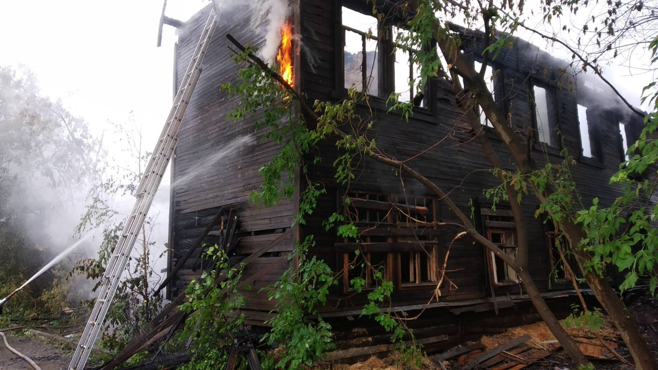 За зданием администрации Кирова ночью сгорел дом