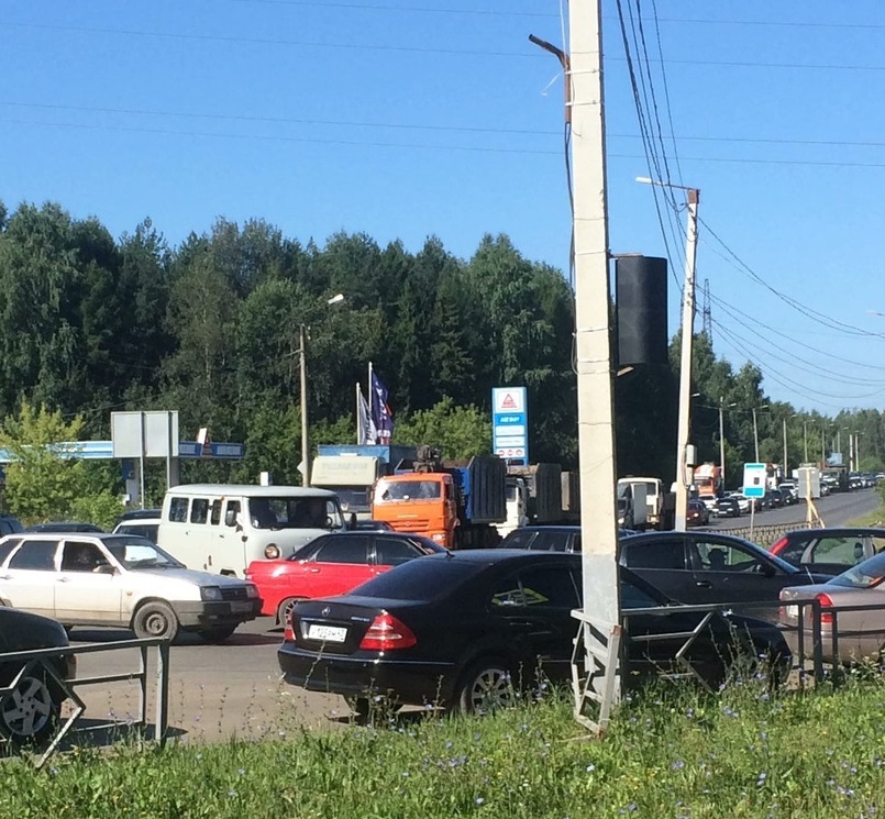 «Автобусы разворачиваются, люди опаздывают, машины застревают!»: кировчане жалуются на транспортный коллапс на Щорса