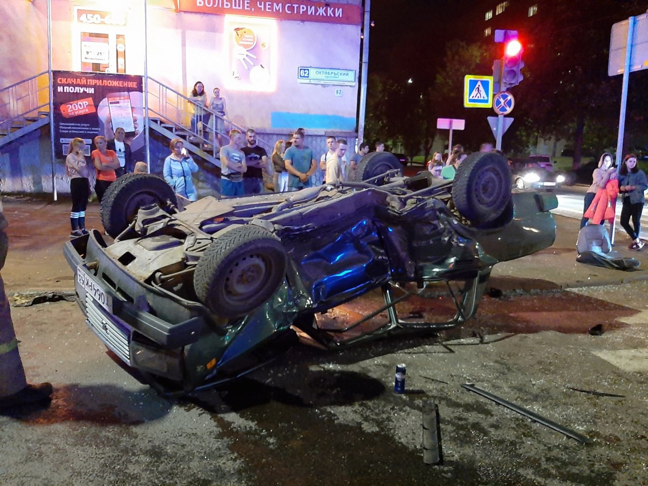 В центре Кирова произошла смертельная авария: "семерка" вылетела на красный
