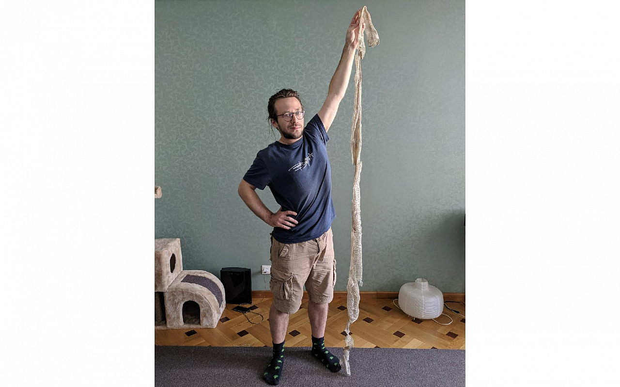 "Думал, шланг, а оказалась змея": кировчанин нашел на улице кожу 2-метрового удава
