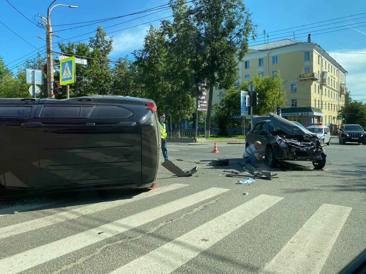Авария на перекрестке улицы Молодой Гвардии и Октябрьского проспекта: помяты 2 автомобиля