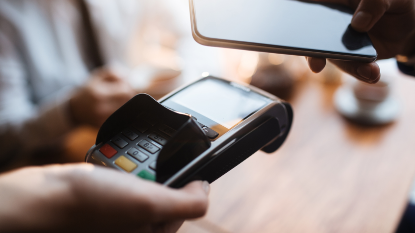Сбербанк запустил сервис по использованию смартфона в качестве терминала для оплаты