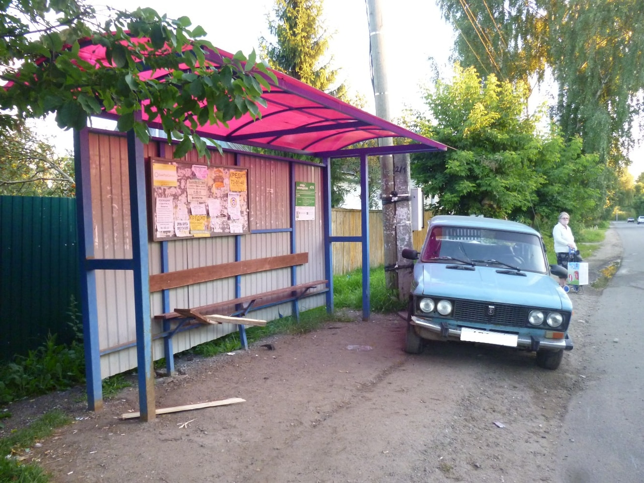 В Кирове 16-летний бесправник въехал в остановку: пострадала женщина