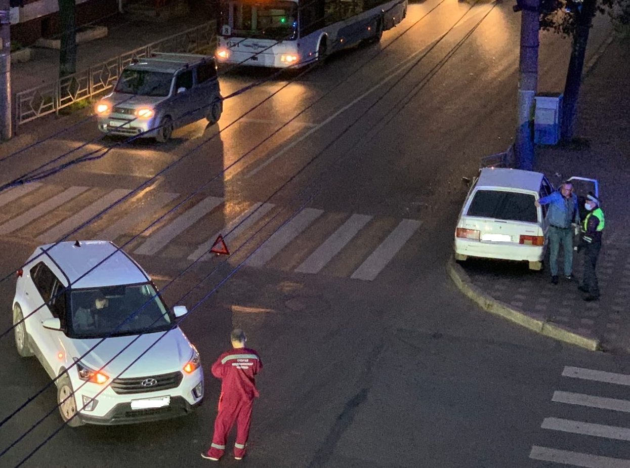 Водитель "четырнадцатой" влетел в толпу пешеходов в квартале от администрации Кирова: ограждение "всмятку"