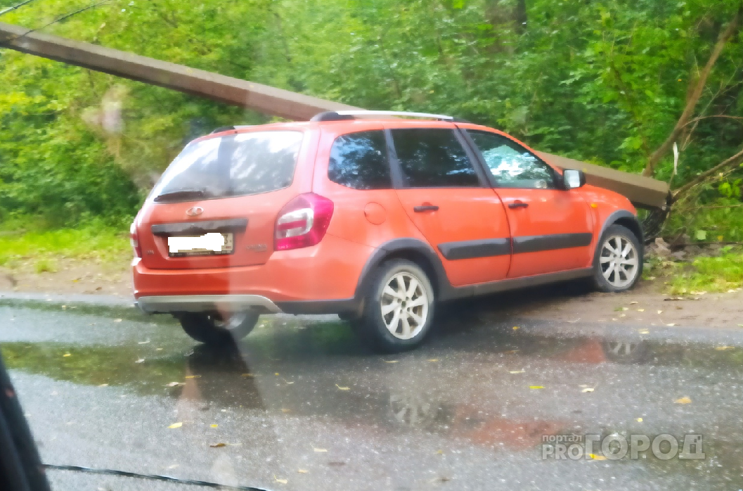 "Фонарный столб вырван из земли, капот машины вдребезги": очевидцы об аварии в Вересниках
