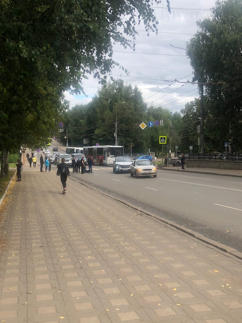 "На пешеходном переходе сбили человека": около Ботанического сада в Кирове произошло ДТП