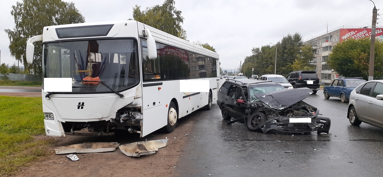 В Нововятске лоб в лоб столкнулись автобус и иномарка: на месте работала реанимация