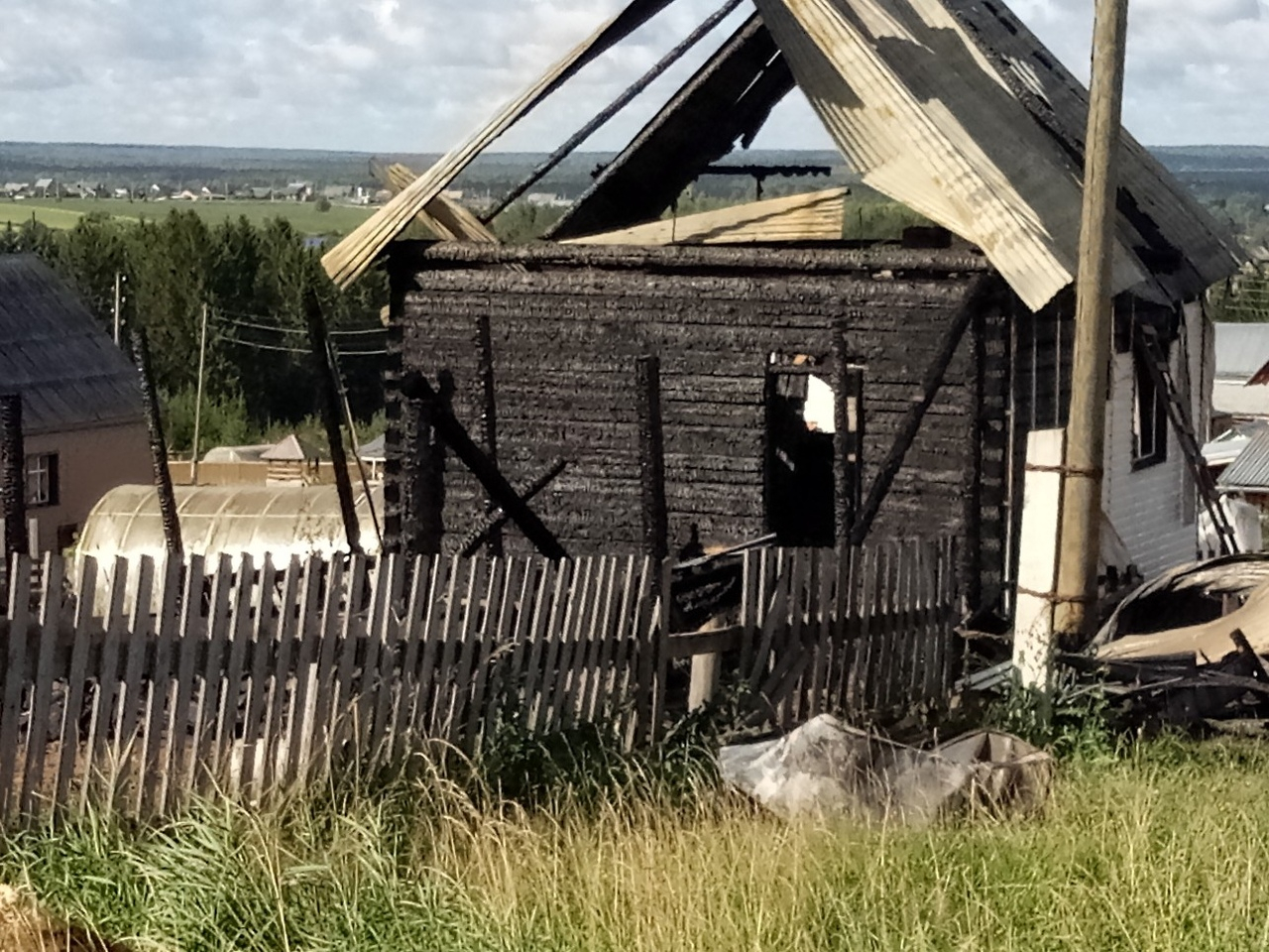 «Осталась с тремя маленькими детьми»: в поселке Афанасьево сгорел частный дом