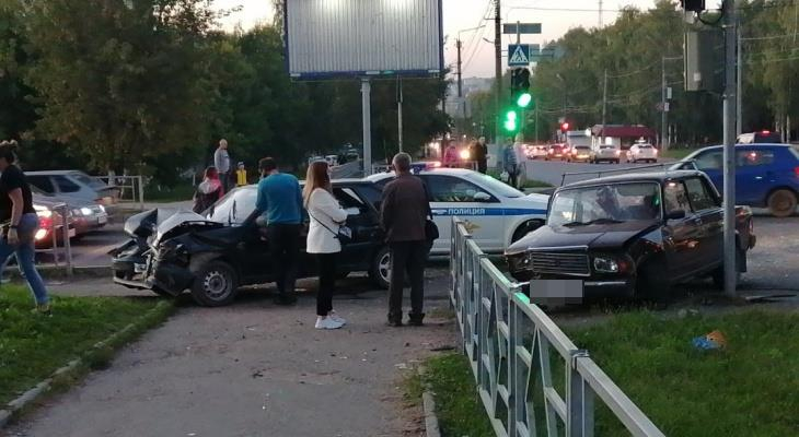 На улице Ленина столкнулись два ВАЗа: травмы получили четверо