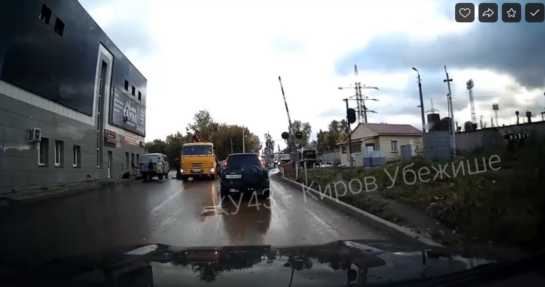 Появилось видео с места ДТП в Кирове, где 19-летний парень погиб под колесами КамАЗа