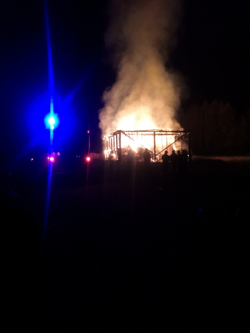 Крупный пожар в пригороде Кирова: сгорели 250 рулонов сена