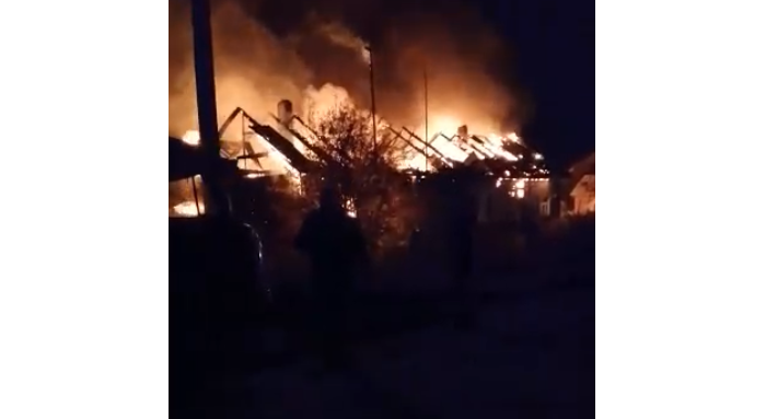 В Котельниче дотла сгорел жилой шестиквартирный дом: на месте найдено тело
