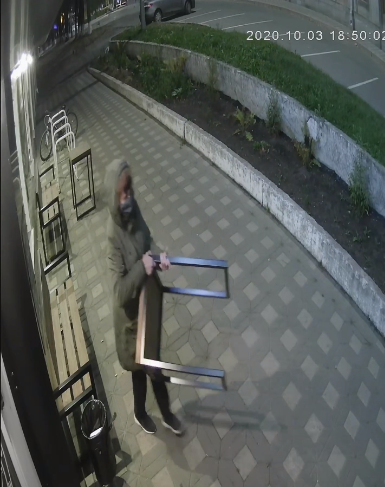 В Кирове произошла необычная кража: женщина украла стол у кафе в центре города