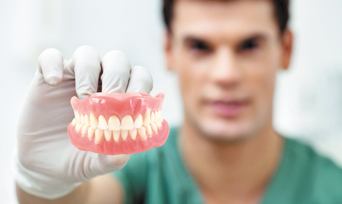 «Протезировать зубы ездим только в Киров»: почему к вятским стоматологам приезжают из Германии