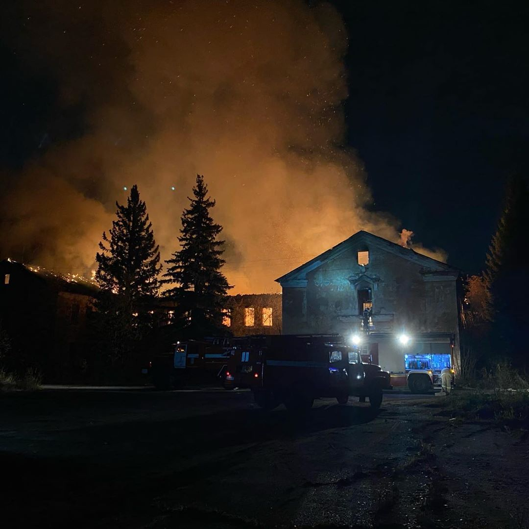 На территории бывшего КВАТУ в Кирове произошел крупный пожар
