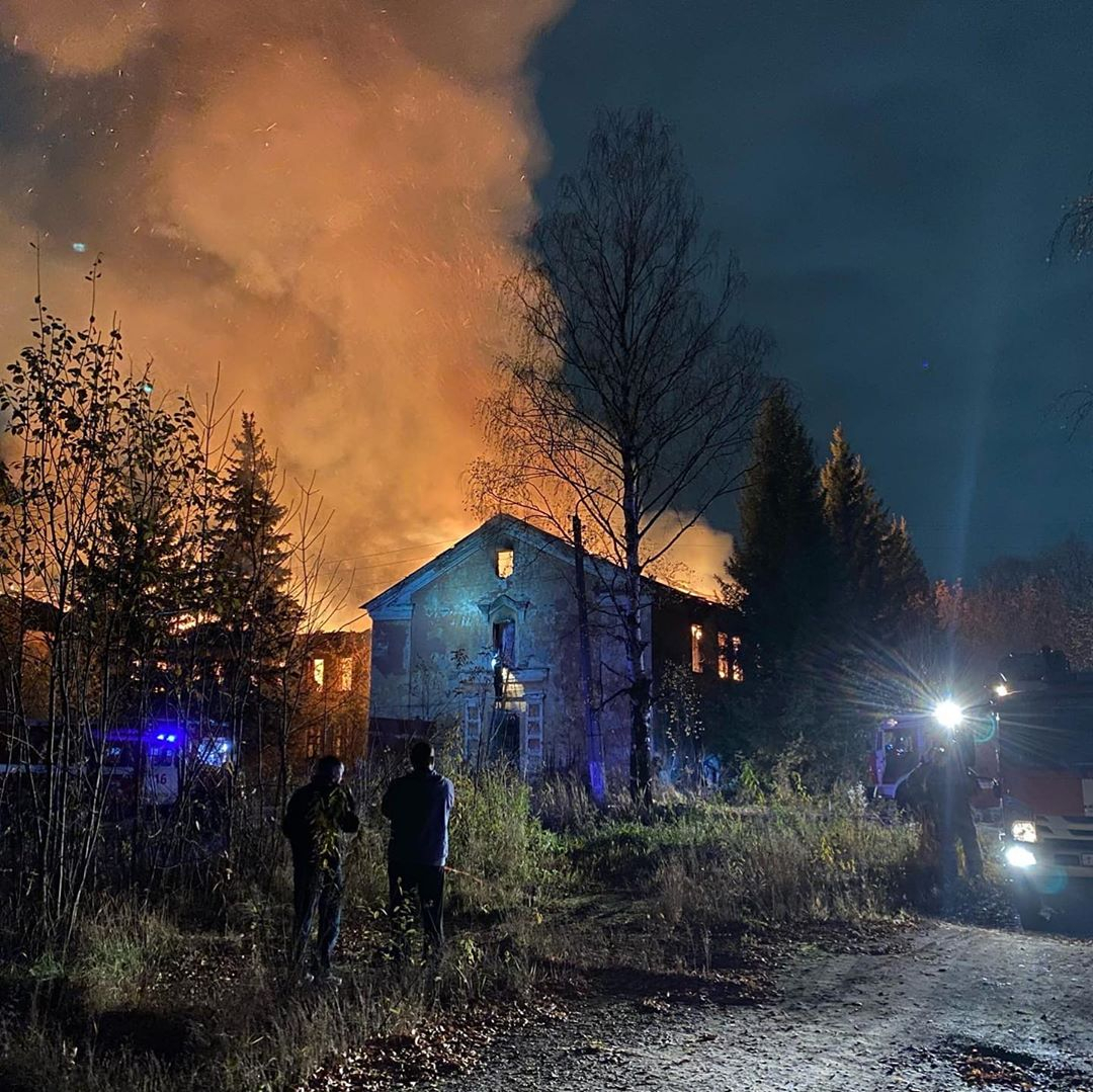 35 спасателей тушили пожар на территории бывшего КВАТУ в Кирове