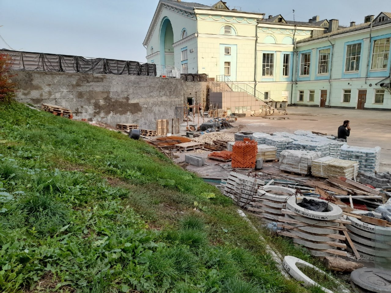 У вокзала в Кирове положат брусчатку и снесут бетонный забор