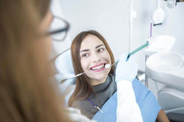 Прочность и долговечность: чем еще зубная вкладка отличается от пломбы?