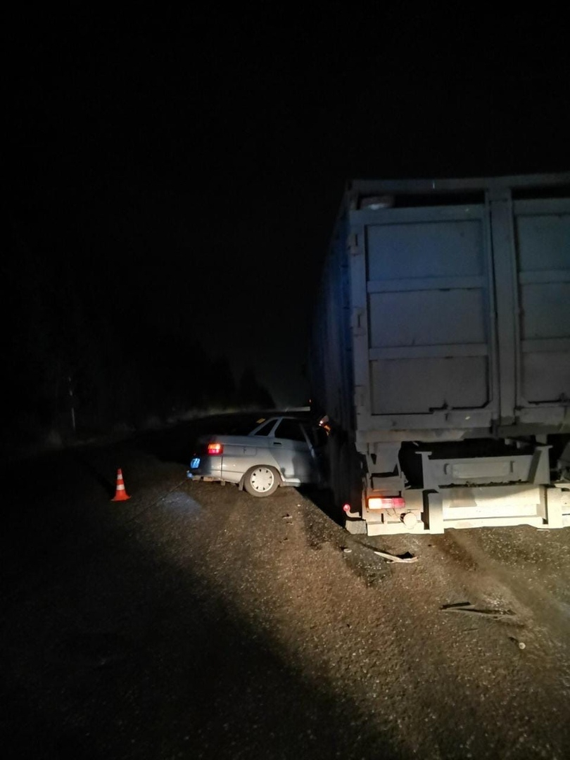 В Омутнинске ВАЗ столкнулся с грузовиком: 5 человек получили травмы
