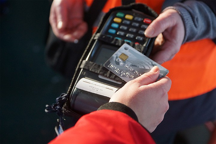 Жители Вятских Полян могут оплачивать проезд бесконтактной банковской картой