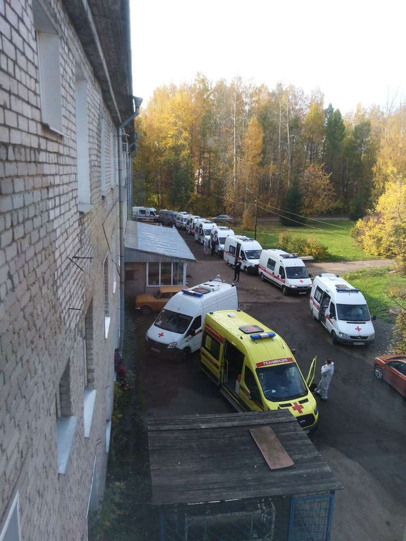 В сети появилось фото очереди из скорых у госпиталя для больных пневмонией в Кирове