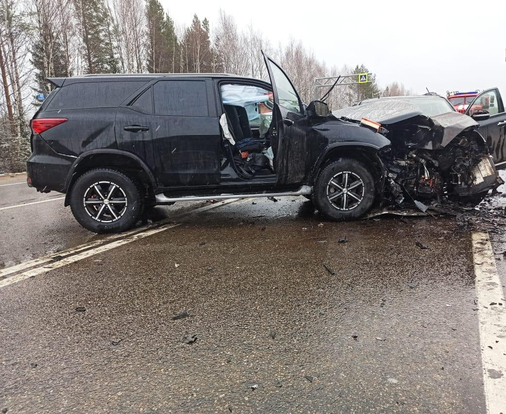 Утром на трассе в Кировской области при столкновении двух иномарок погибли 2 человека