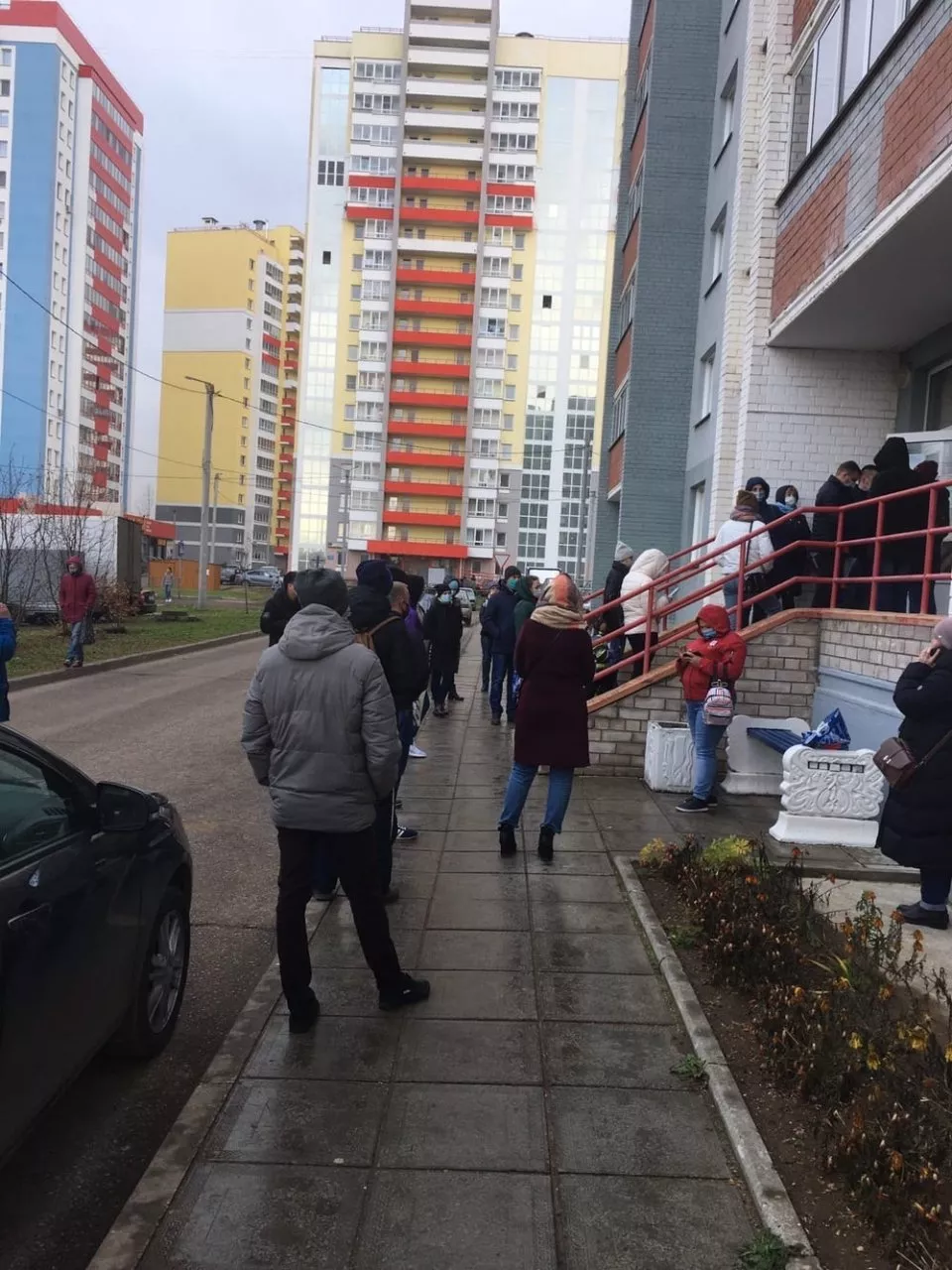 Фото к статье: В Чистых прудах 8 врачей, из которых 6 болеют: на улице образовалась очередь за медпомощью