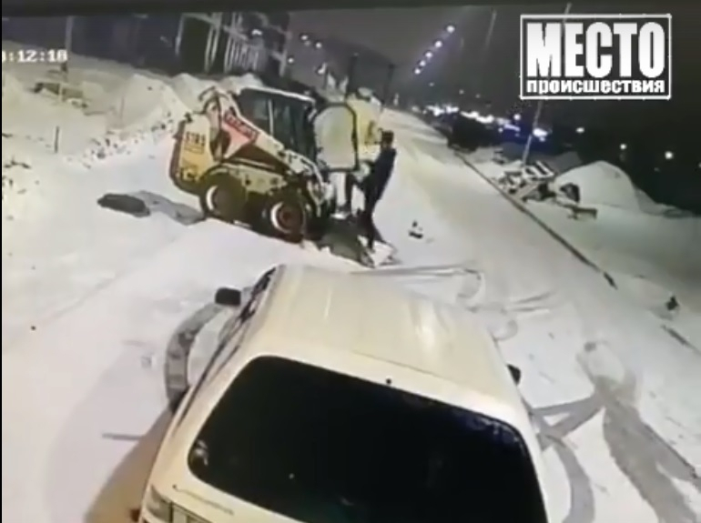 В Кирове полиция нашла двух человек, устроивших катание на угнанном снегоуборщике