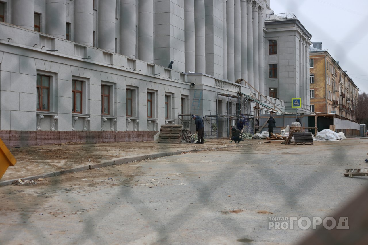 Проезд на Театральной площади незаконно перекрыт после ремонта "серого дома"