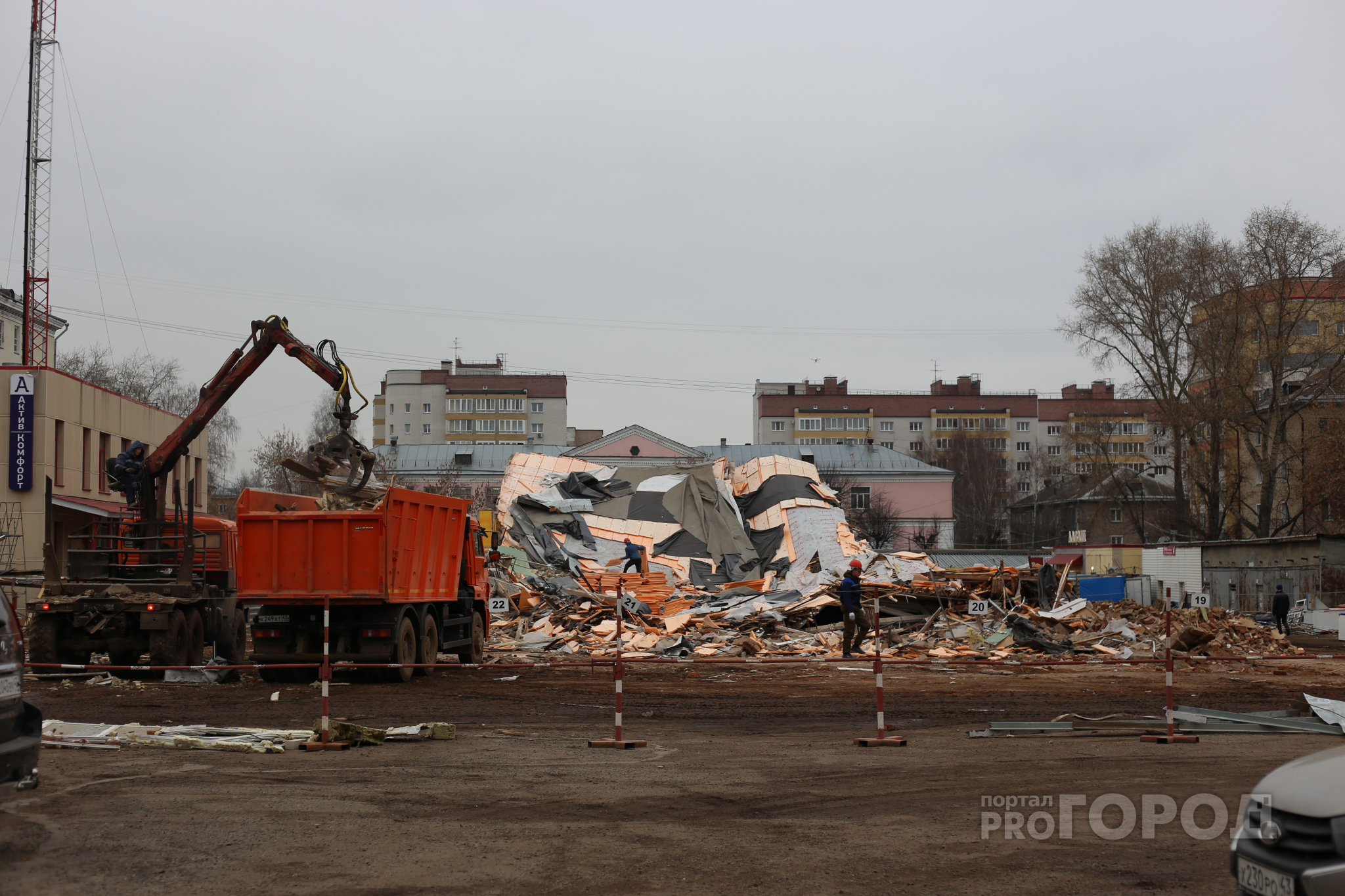 Фото: в Кирове начали сносить здания Октябрьского рынка