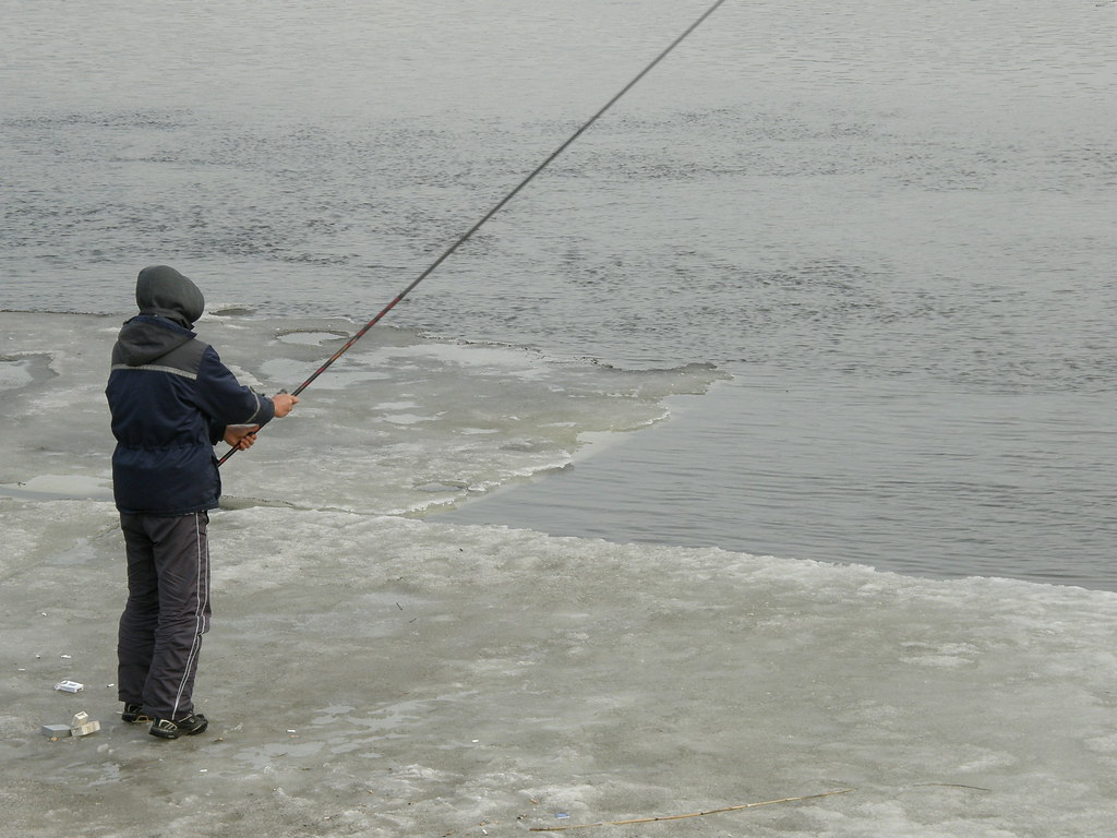 МЧС предупреждает об опасности первого льда на кировских водоемах