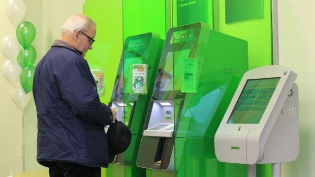 Почему кировчане получают пенсию на банковские карты?