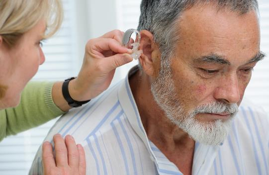 Потеря слуха может привести к болезни Альцгеймера