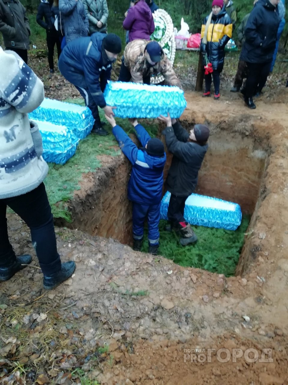 4 мальчиков, погибших в пожаре в деревне Ложкари, похоронили в одной могиле