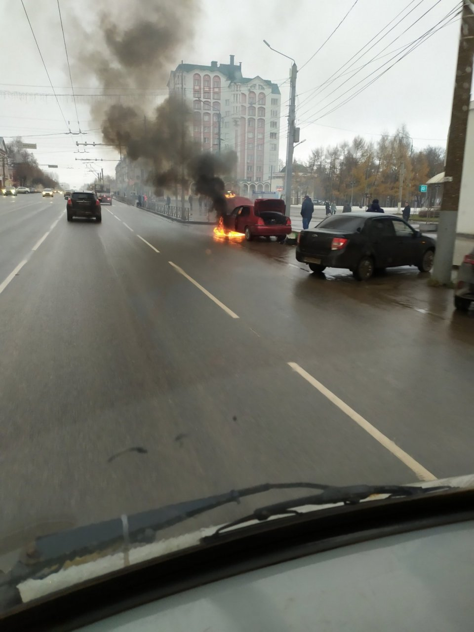 Утром на центральной улице Кирова загорелся автомобиль