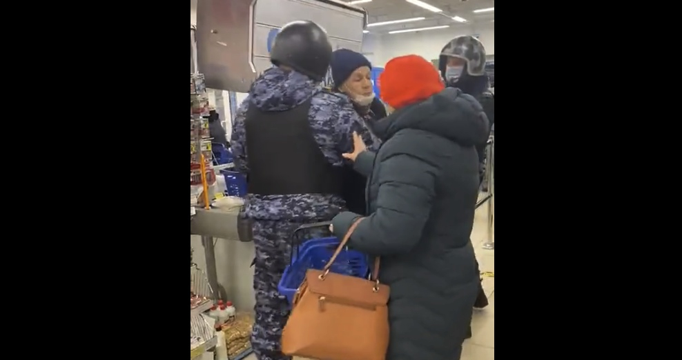 В кировском магазине росгвардейцы пытались задержать покупателя, который был в маске