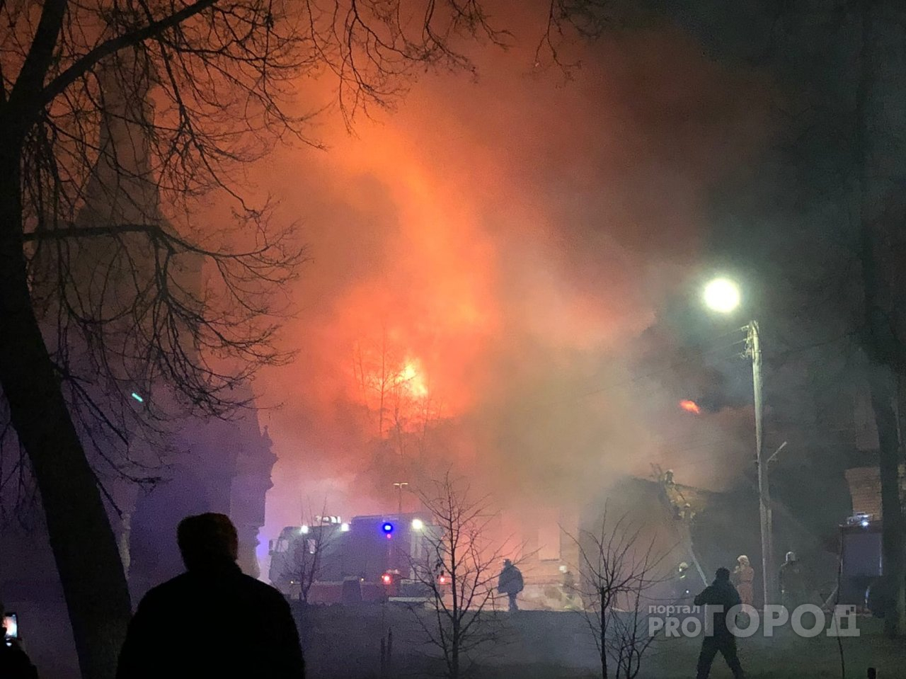 На Казанской в Кирове горит дом: на месте работают спасатели и медики