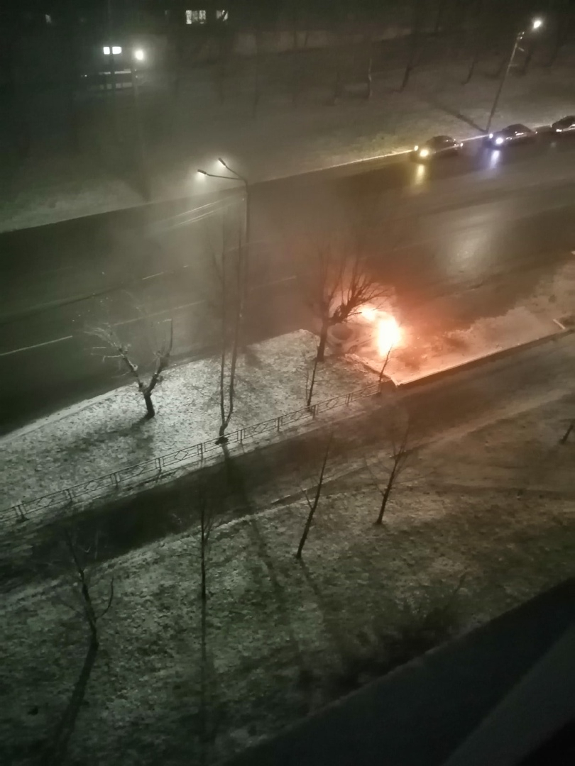 Ночью в Кирове на улице Ленина вспыхнула легковушка