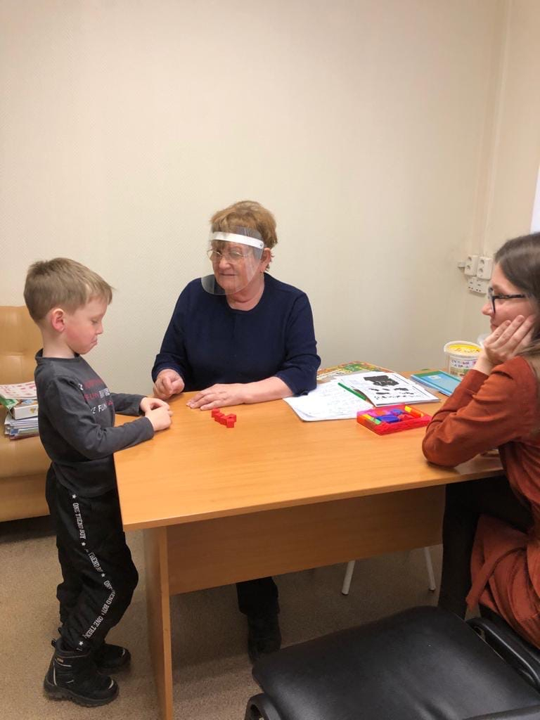 Ребенок не успевает в школе и хамит без причины: специалист советует, что делать