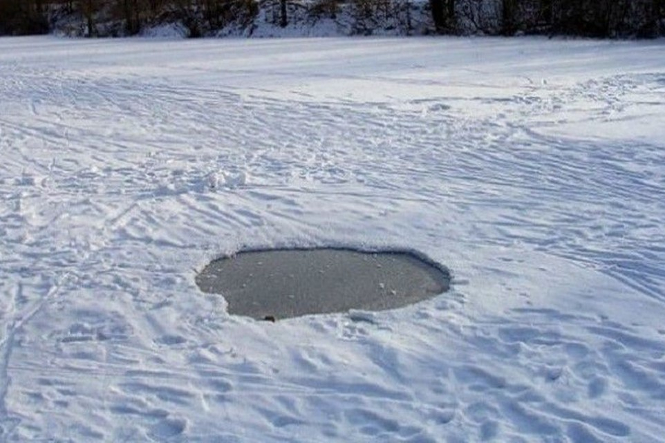 "Увидели человека по грудь в воде": в Лянгасово под лед провалилась женщина