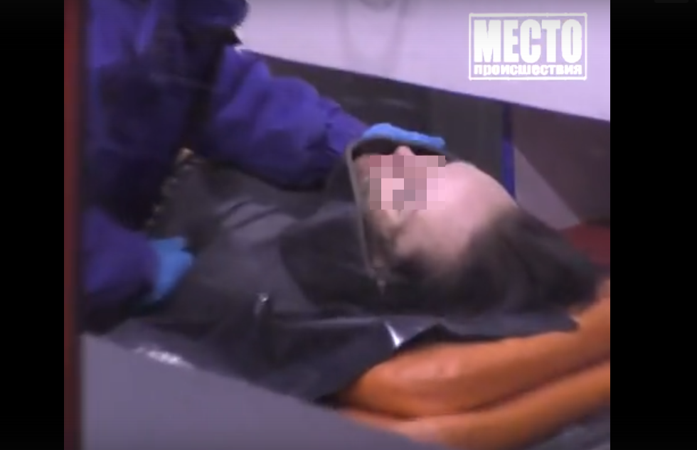 Видео: в Кирове неизвестные выкинули девушку из машины