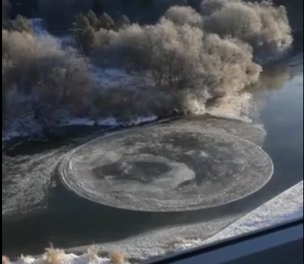 "Вращающийся ледяной диск": в Кировской области жители записали видео уникального природного явления