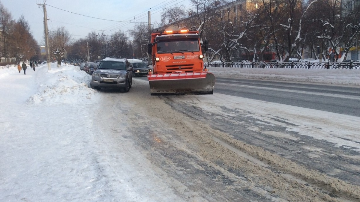 "3 сантиметра снега, а город уже в пробках": водители о ситуации на дорогах в Кирове