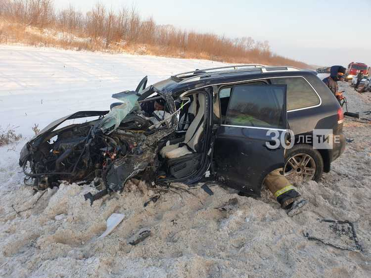 Кировчанка из-за лопнувшего колеса влетела под автовоз на трассе в Татарстане