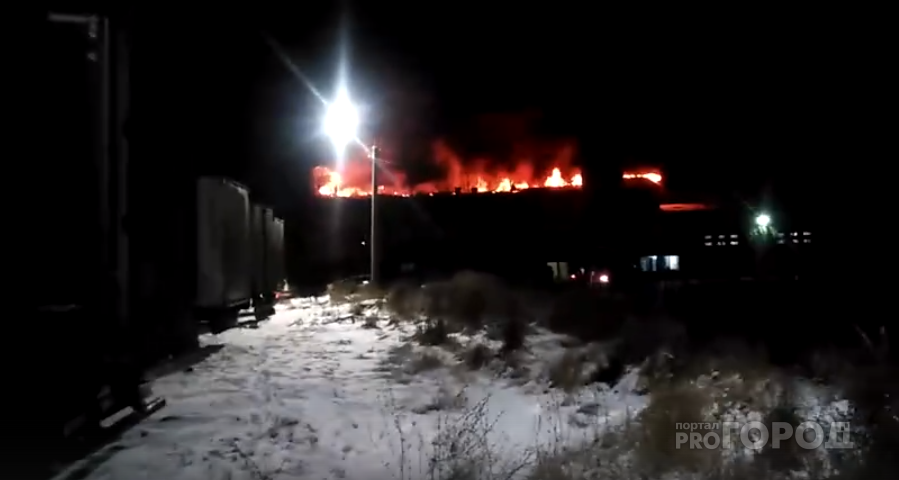 Под Кировом горит здание бумажной фабрики